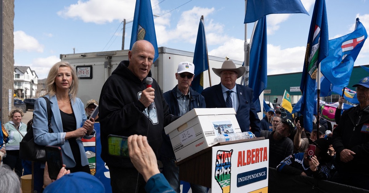 4 mai 2026 - liderul separatist Mitch Sylvestre ține un discurs în fața susținătorilor independenție provinciei Alberta Foto: Profimedia