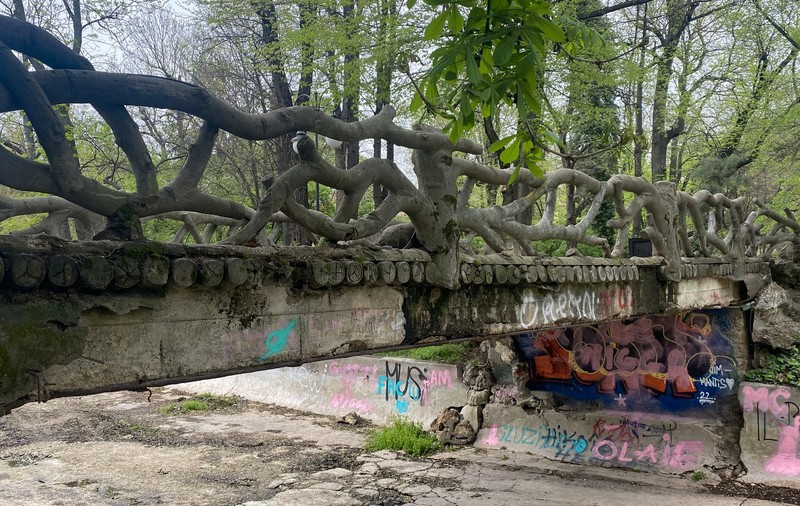 FOTO. Podul din Cișmigiu construit acum un secol și jumătate, într-o stare avansată de degradare. Autoritățile promit reabilitarea