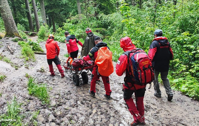 Turistă salvată de salvamontişti, după ce a suferit o dublă fractură în zona cascadei Urlătoarea
