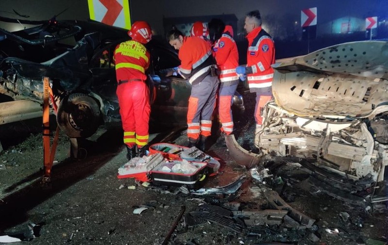 Șase persoane au fost rănite după un accident cu trei mașini, la ieșirea din Alba Iulia spre Sebeș