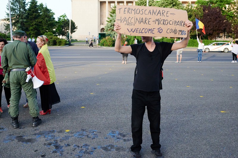 Protestatar cu o trimitere subtilă la romanul lui George Orwell, "1984". Foto: Raed Krishan