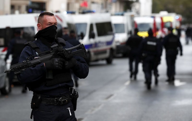 Un bărbat care se plimba cu o macetă pe străzile Parisului a fost prins de poliţişti