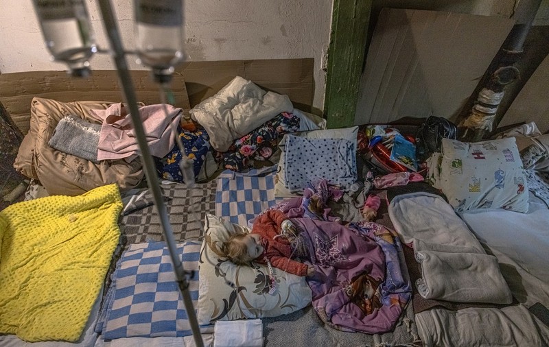 „Am dormit pe podea, lângă Milena”. Copiii din cel mai mare spital de pediatrie din Kievul bombardat, mutați în subsolul clădirii