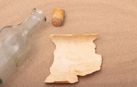 Un mesaj vechi de aproape 50 de ani, găsit într-o sticlă în Deșertul Vestic al Egiptului, a dezvăluit o legătură surprinzătoare cu Malta.Sursă foto Shutterstock