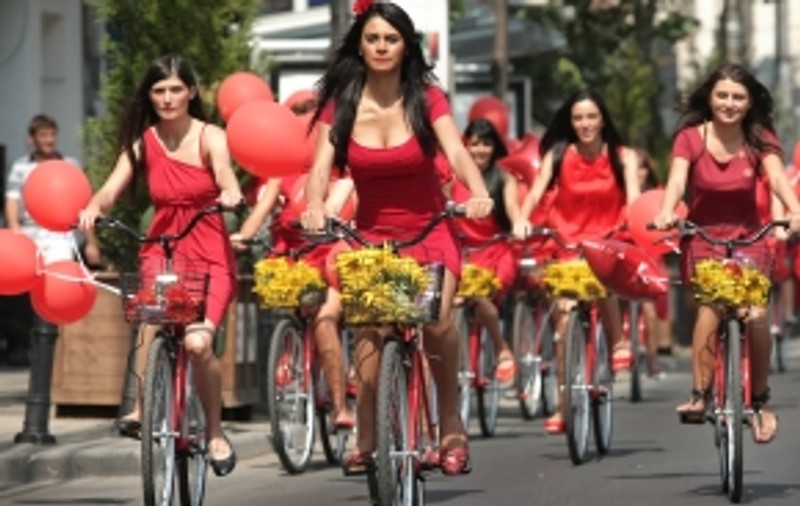 30 de tinere au făcut  parada modei pe bicicletă