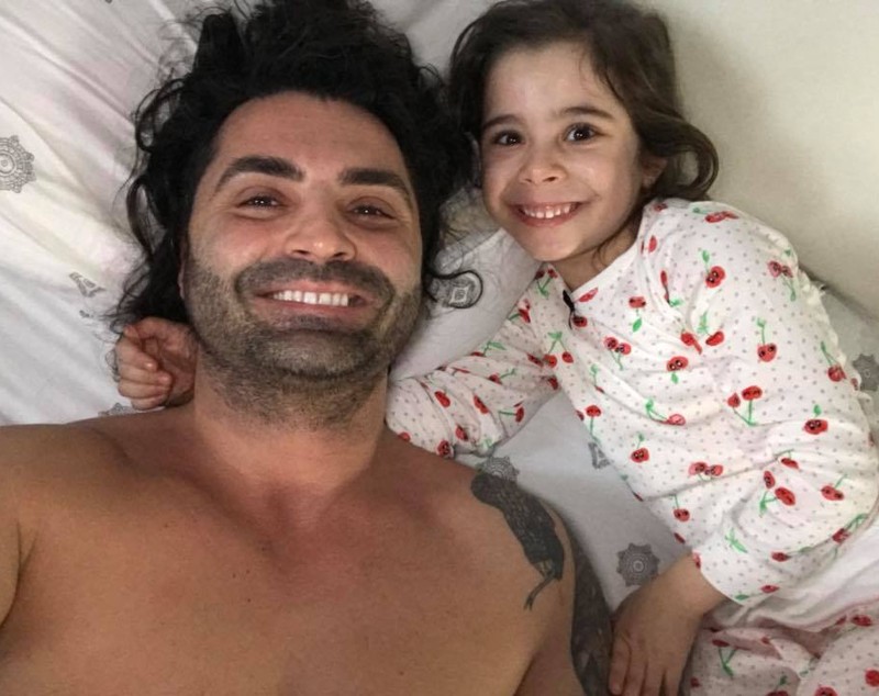 Pepe, în ipostaze tandre cu fetițele sale. "Dacă stăteai până îți făcea Oana copii, ieșeai la pensie" | FOTO