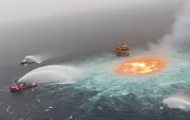 Imagini incredibile cu un incendiu izbucnit în ocean după o scurgere de gaz de la o conductă subacvatică