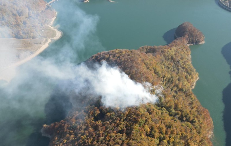 Intervenție cu 20 de pompieri la Barajul Paltinu, după un incendiu de pădure izbucnit în urmă cu o zi