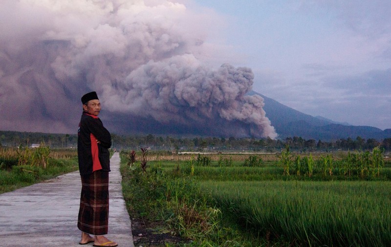 Vulcanul Semeru din Indonezia a erupt. Sute de localnici, evacuați din calea norilor imenși de fum și cenușă