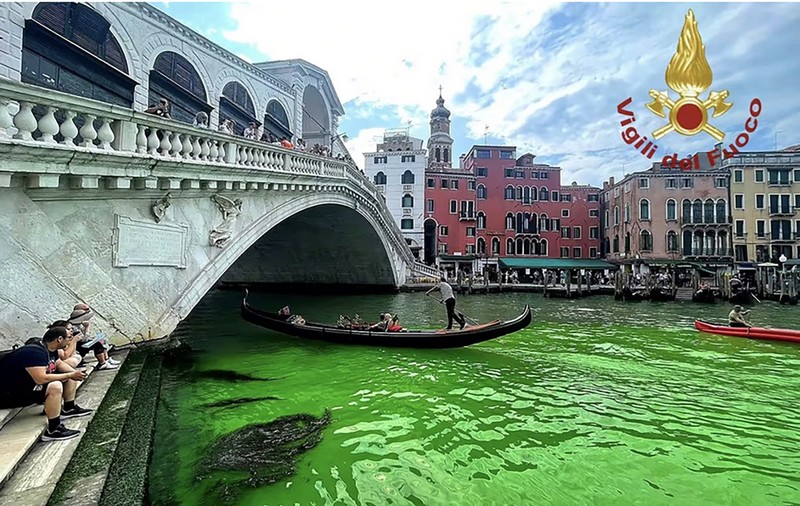 Misterul privind colorarea în verde fosforescent a apei Marelui Canal din Veneția a fost elucidat de autorități