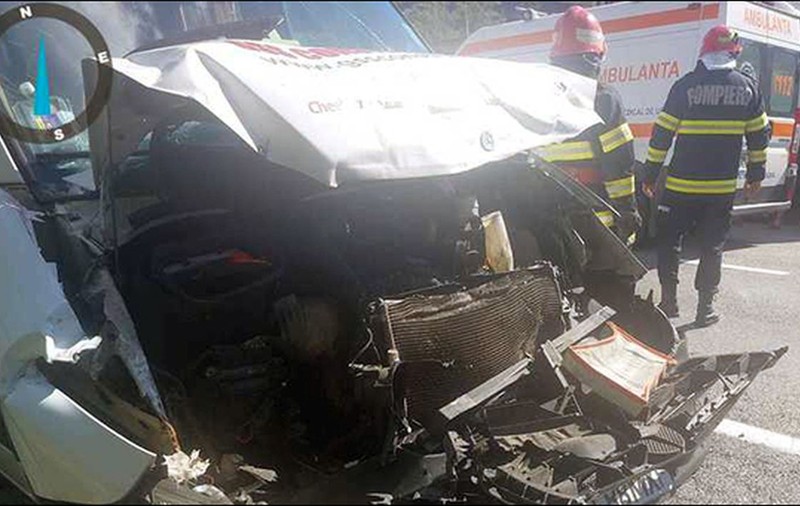Accident grav în Caraș-Severin, între un TIR și un microbuz în care se aflau 8 oameni. A fost activat planul roșu de intervenție