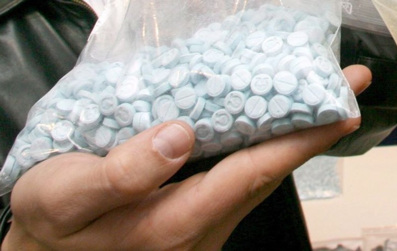 Bihorean prins în flagrant în timp ce vindea ecstasy. Bărbatul, bănuit de trafic de droguri, era urmărit de polițiști