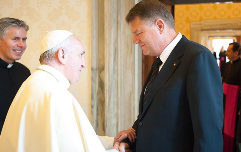 Klaus Iohannis, împreună cu soţia sa, Carmen, îl va primi vineri, 31 mai, pe Papa Francisc, la Palatul Cotroceni. Ce cadouri i-a pregătit şi care sunt momentele cheie ale vizitei Suveranului Pontif