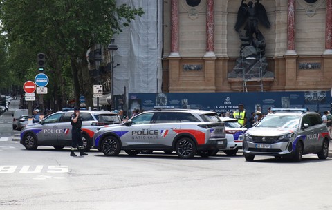 54 de minute de nebunie pură pentru un șofer: 170 km/h pe acostament, în sens invers în sensuri giratorii și mașini de poliție avariate, într-o urmărire de 36 km
