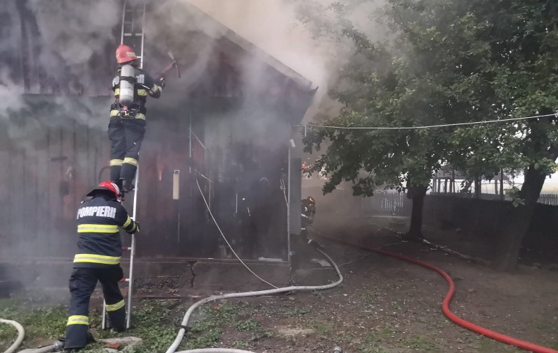 Un bărbat și-a dat foc la casă, apoi a sunat la 112 și a chemat pompierii să stingă incendiul, în Botoșani