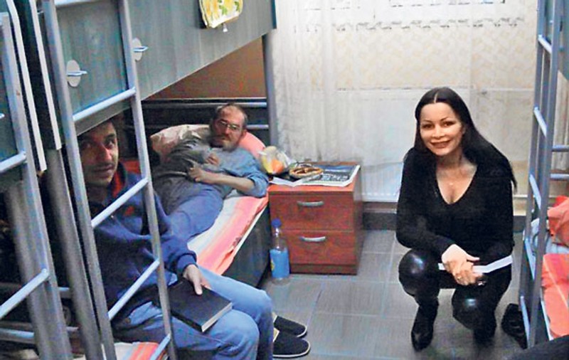 Brigitte Sfăt, iubita lui Ilie Năstase, a donat pături, mâncare şi Biblii | FOTO