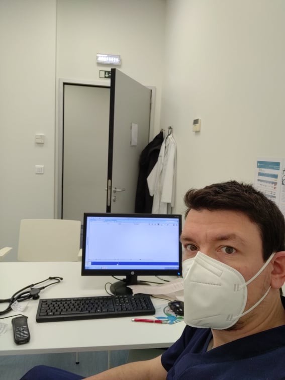 George, la cabinetul în care lucrează ca medic de familie