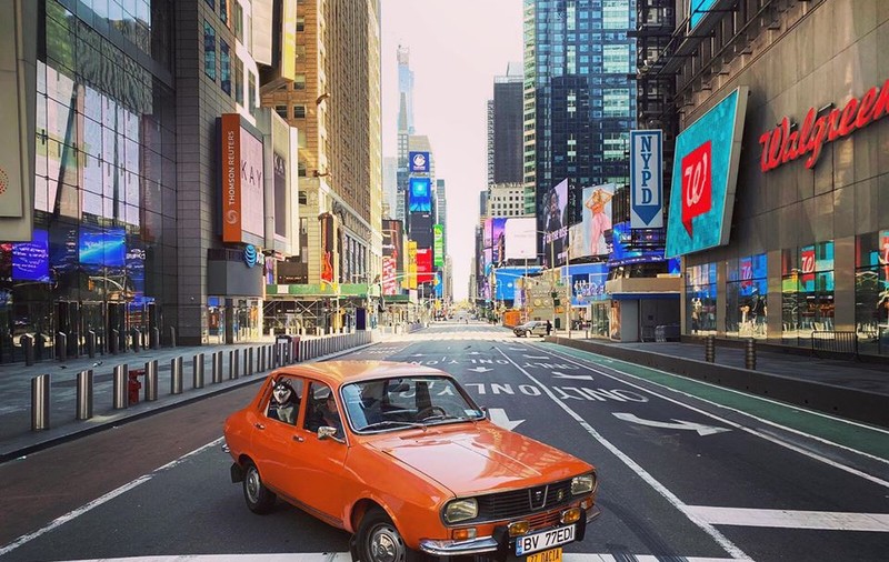 Fotografii virale. O maşină Dacia 1300 a fost adusă de un român în centrul New York-ului: "Oraşul care nu doarme trage un pui de somn"