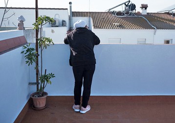 Elena, mama Florentinei, pe terasa apartamentului lor din Palos de la Frontera