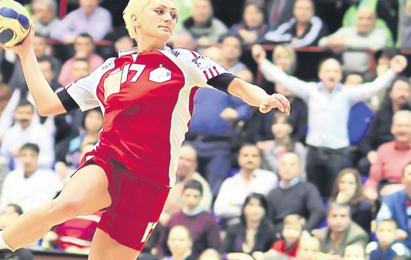 Ramona Maier, componentă a echipei de handbal Oltchim, se recuperează după operaţia de la piciorul stâng: «Mi-e dor de sport»