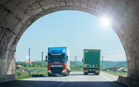 Două camioane pe o strada