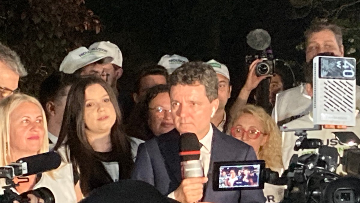 Nicușor Dan, în mijlocul susținătorilor în seara zilei de 4 mai