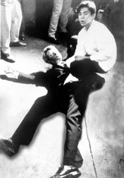 Ospătarul Juan Romero a încercat să-i acorde primul ajutor lui Robert F. Kennedy după ce a fost împușcat pe 5 iunie 1968 / foto: Northfoto