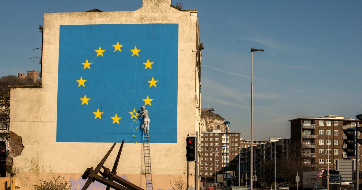 O pictură murală de Banksy, acoperită în mod misterios cu schele (Hepta)
