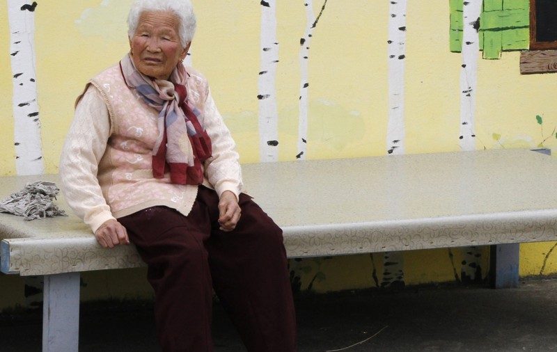 Pensionarele au ajuns să se prostitueze! Vezi cum își atrag clienții!