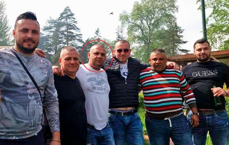 Un candidat la Primăria Pașcani se trage în poze cu membrii unui clan periculos, acuzați de proxenetism. Reacția lui: “Dacă am făcut un chef, care e problema?”