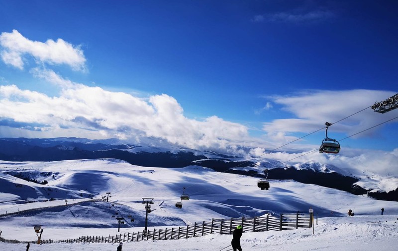 Noile tarife la gondola Sinaia: o zi de schi costă 230 de lei de persoană. „Felicitări, ați depășit Franța”