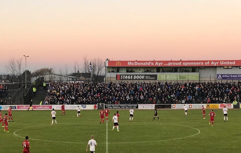 Cartonaș roșu pentru o lovitură cu câlcâiul într-o zonă sensibilă! A comis-o un scoțian de la Ayr United, a pățit-o un băiat de la Morton / VIDEO
