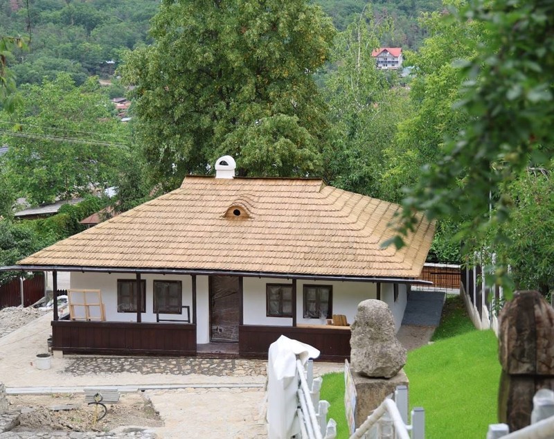 Cum justifică CJ Iași lucrările de reabilitare a Bojdeucii lui Creangă, despre care oamenii spun că s-a transformat într-o „pensiune cu puține margarete”. Reacția unui istoric ieșean