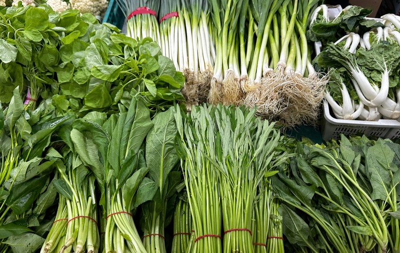 Salata, ceapa verde și spanacul de pe tarabe, controlate minuțios în prag de Paște 2026