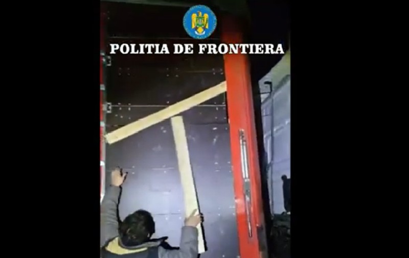 Aproape 50 de migranți au fost prinși la vama Nădlac II încercând să iasă ilegal din România ascunși în două TIR-uri
