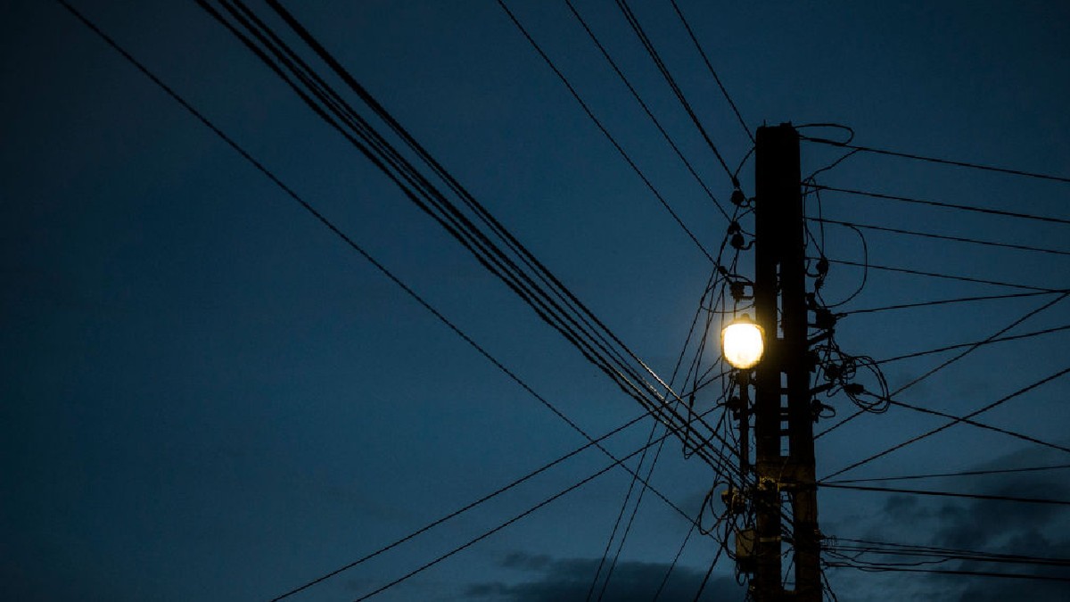 O lanternă montată pe un stâlp de electricitate, fotografiată pe 22 iulie 2018, în Porumbenii Mari, România