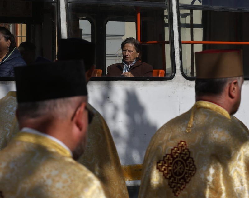 Procesiune religioasă în București, cu moaştele a cinci sfinți. Becali și Simion printre participanți. Programul sărbătorii Sfântului Dimitrie cel Nou