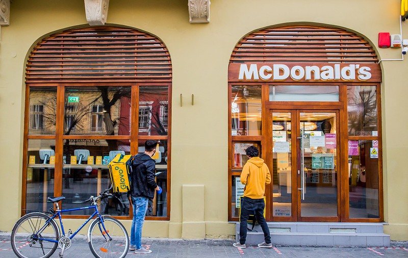Cine-i reprezintă pe biciclistul Glovo, pe angajații pe salariul minim, pe casieri și casierițe?