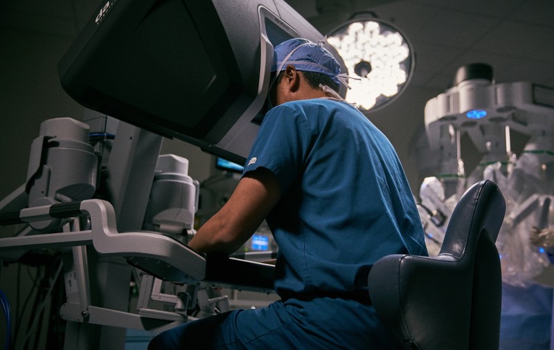 (Publicitate) Spitalul Clinic Sanador: Chirurgie robotică de ultimă generație daVinci Xi