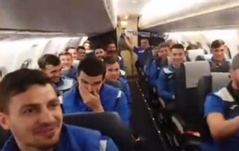 Așa au petrecut oltenii în avion după victoria cu Viitorul. Echipa de old-boys a Craiovei Maxima rejoacă diseară meciul de la Kaiserslautern| VIDEO