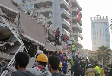 Operațiuni de salvare în Izmir. Foto: EPA