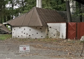 Din momentul în care a câștigat licitația pentru clădiri, Simart Architecture a blocat accesul pe domeniul său. Proprietatea este traversată de un drum ce leagă Snagov de Gruiu, care nu a fost închis