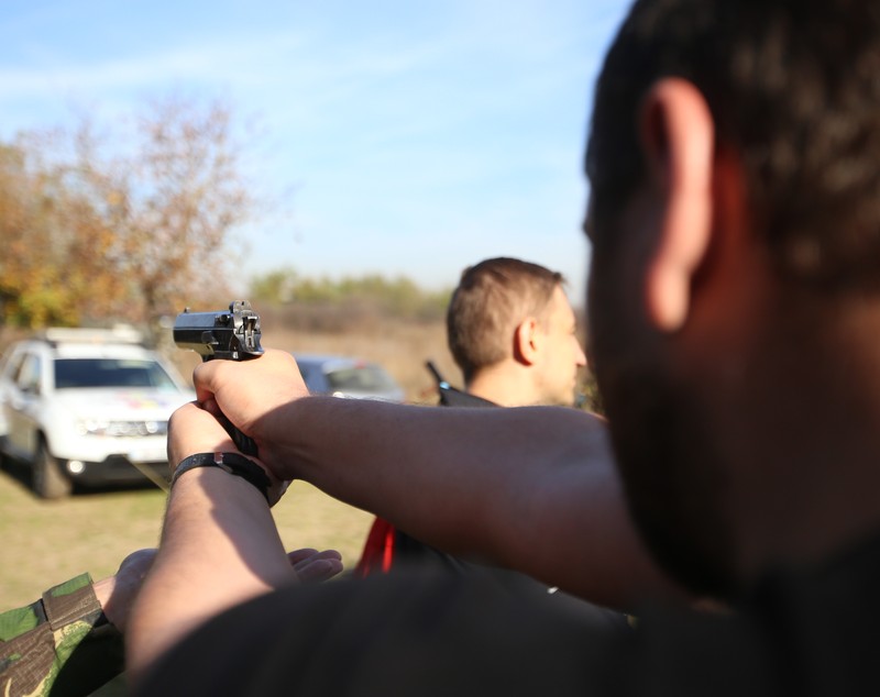 VIDEO | Reportaj cu arma-n mână. Am testat mitraliera NATO și pistolul pentru luptă urbană