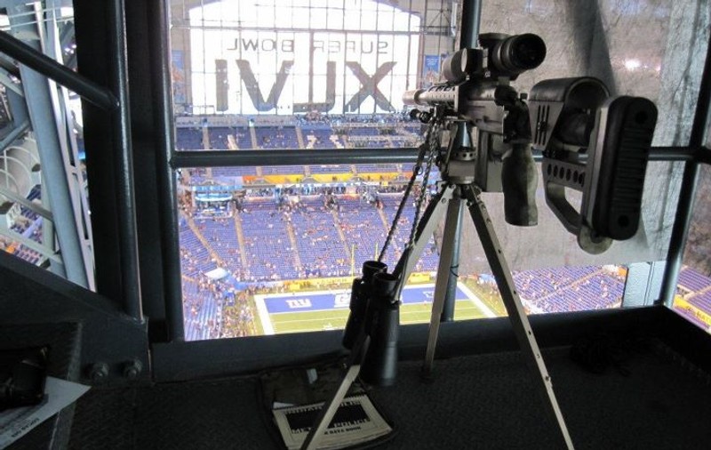 Un puşcaş marin a ”vegheat”, cu arma în mână, finala Super Bowl 2012