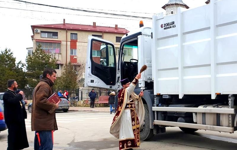 Slujbă specială de sfințire a noii mașini de gunoi, într-o localitate din Constanța