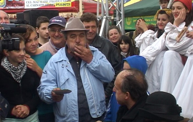 Un bărbat de 60 de ani a murit înecat cu o bucată de carne la concursul de mâncat cârnaţi Pleşcoi | FOTO ŞOCANT
