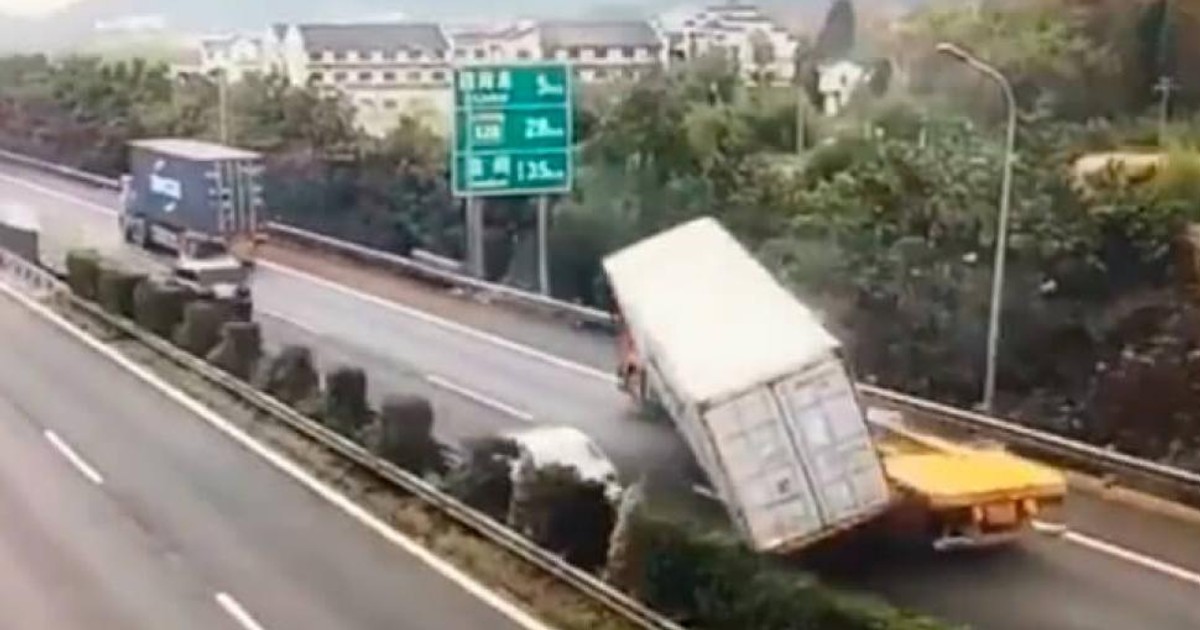 A scăpat ca prin minune dintr-un accident teribil! Containerul unui camion a căzut la câțiva metri de o mașină aflată în trafic