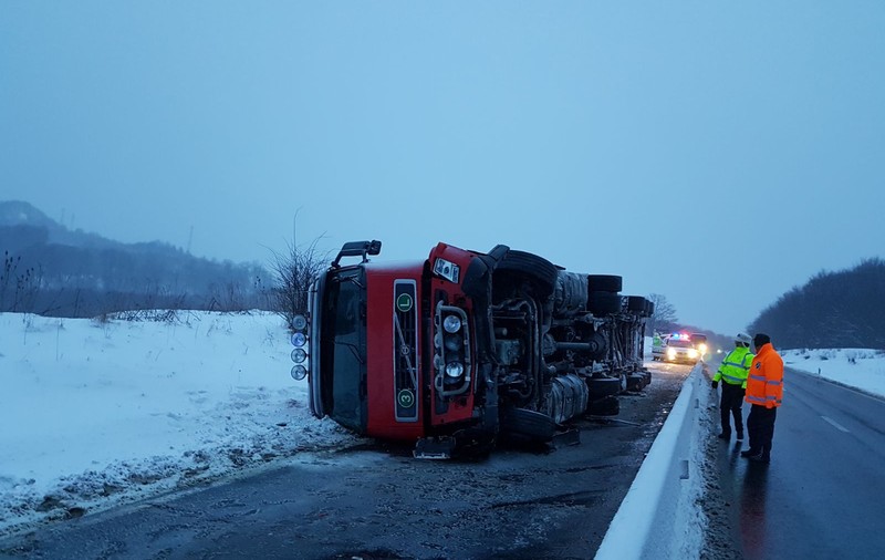 Accident pe DN1 din cauza gheții de pe carosabil. Un TIR și un autoturism s-au răsturnat