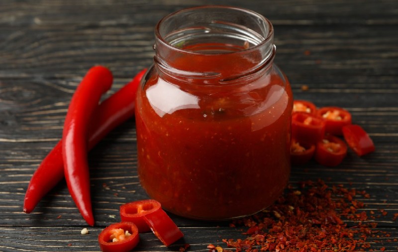 Un bărbat a trimis două lingouri de aur, ascunse într-un borcan cu sos de chili, unui „prieten” care voia să-l lase fără bani