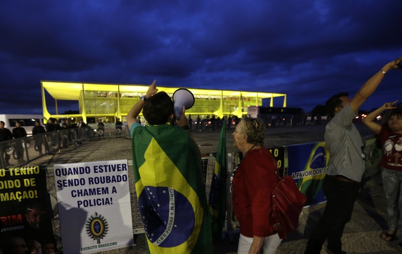 Fiica unui ministru brazilian a fost atacată cu ouă de protestatari, la propria nuntă | VIDEO